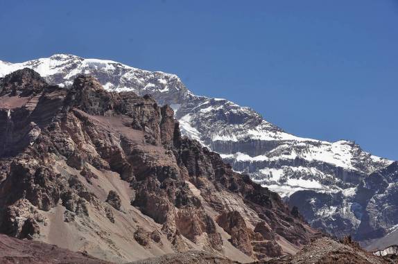 A imponente Parede Sul do Aconcágua começa a aparecer por detrás de uma montanha mais baixa, no nosso caminho para Plaza Francia (Parque Provincial Aconcágua, região de Mendoza, no oeste da Argentina)